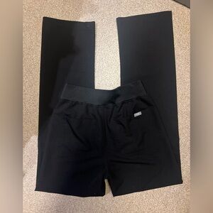FIGS women’s straight leg scrub pants in black size xsmall